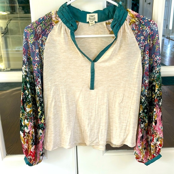 🌿Tiny Petites women casual top, floral sleeves, size XSP🌿 - Picture 1 of 5